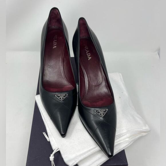 Prada Triangle Logo Black Leather Pumps Pointed TOE Kitten Heel size 38 EU 8 US - Picture 2 of 7